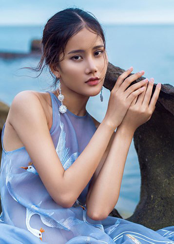 Tháng 1-2017, Hương Ly vướng tin đồn nhấn mí, nâng mũi. Cụ thể, mắt của cô trông to và rõ mí hơn. Ngoài ra, mũi của Hương Ly còn trông thon gọn hơn. Ảnh: FBNV Tháng 1-2017, Hương Ly vướng tin đồn nhấn mí, nâng mũi. Cụ thể, mắt của cô trông to và rõ mí hơn. Ngoài ra, mũi của Hương Ly còn trông thon gọn hơn. Ảnh: FBNV