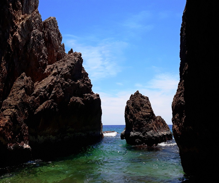 Ghềnh đá ở thắng cảnh Mũi Rồng chẳng khác nào Vịnh Hạ Long.