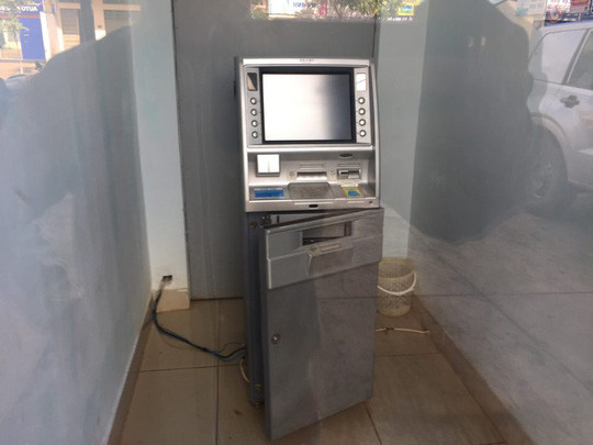 Trụ ATM bị cạy phá hư hỏng nặng.