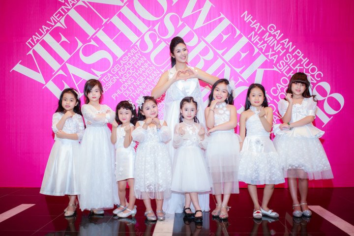 Sự kiện này cũng là lần đầu tiên Ngọc Hân xuất hiện sau nghi vấn chuẩn bị kết hôn cách đây ít ngày. Tin đồn xuất phát từ việc một nhiếp ảnh gia đăng tải trên trang cá nhân bức ảnh Ngọc Hân diện váy cưới, tình cảm bên một chàng trang trai lạ mặt. Trước ồn ào này, Ngọc Hân từ chối trả lời bởi từ trước tới nay, cô chưa một lần công khai chuyện tình cảm trên mặt báo và sống khá khép kín về đời tư.