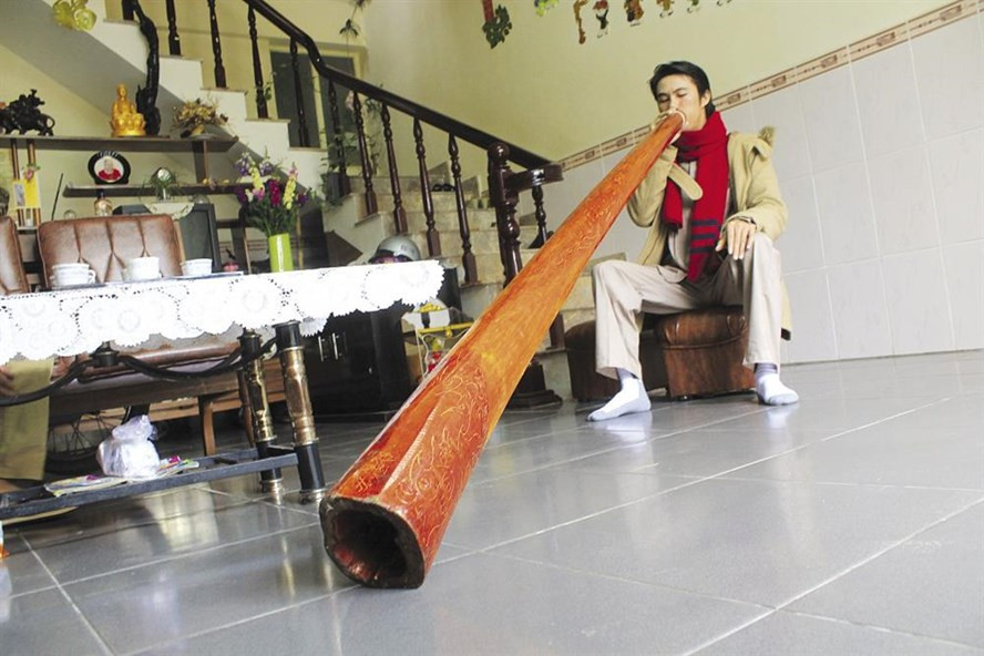  Anh Vũ bên cây sáo didgeridoo- một nhạc cụ truyền thống của thổ dân Úc dài khoảng 2,5 mét.