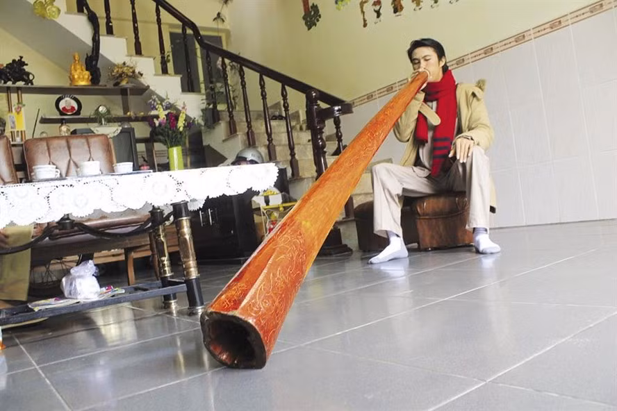  Anh Vũ bên cây sáo didgeridoo- một nhạc cụ truyền thống của thổ dân Úc dài khoảng 2,5 mét.