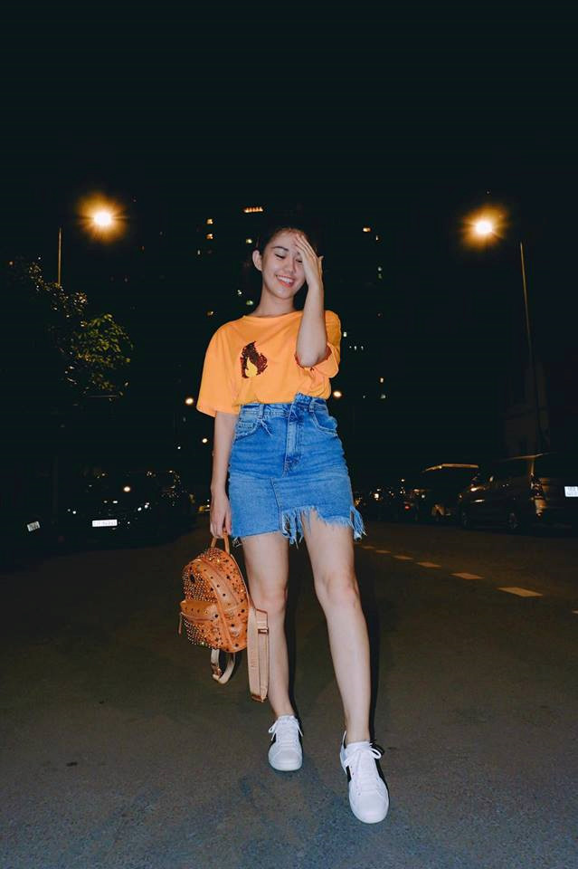 Một chiếc chân váy jeans cùng áo thun màu sắc, kết hợp thêm đôi sneaker trở thành combo thời trang dành cho các cô gái trẻ trung khi muốn tham dự những buổi tiệc ngoài trời sôi động.