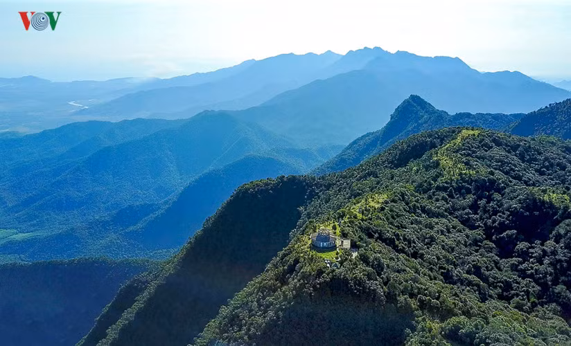 Cách thành phố Huế khoảng 40 km về phía Nam, núi Bạch Mã nằm nép mình bên dãy Trường Sơn trông như một con ngựa bạch duỗi chân hướng ra biển mênh mông.