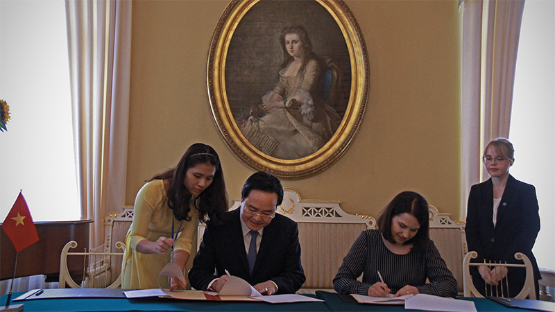 Bộ trưởng Phùng Xuân Nhạ và Bộ trưởng Sanni Grahn Lassonen Bộ trưởng Phùng Xuân Nhạ và Bộ trưởng Sanni Grahn Lassonen