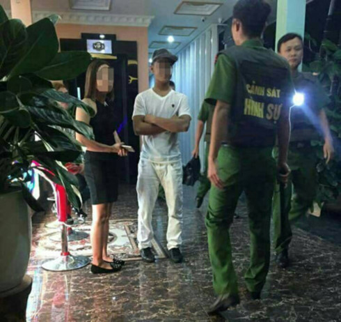 Lực lượng chức năng kiểm tra quán Karaoke Phố Núi (Ảnh: Báo Giao Thông)