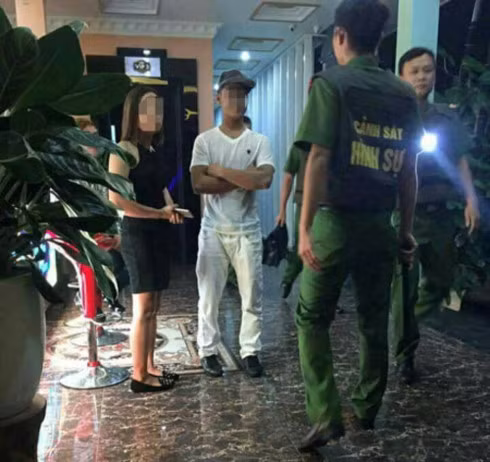 Lực lượng chức năng kiểm tra quán Karaoke Phố Núi (Ảnh: Báo Giao Thông)