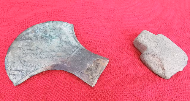 Phát hiện rìu đồng, rìu đá trên sông Quàng có niên đại 2000-3000 năm?