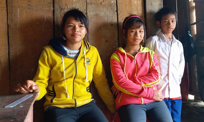 Nơi ở trọ và học của 3 em Y Hân, Y Điệu và A Quân (từ trái sang). Nơi ở trọ và học của 3 em Y Hân, Y Điệu và A Quân (từ trái sang).