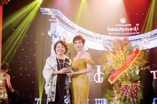 Bà Nguyễn Thị Tuyết Minh chuyển hoa chúc mừng của Phó Chủ tịch nước Đặng Thị Ngọc Thịnh đến doanh nhân Đặng Thanh Hằng.