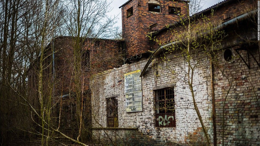 Fahey lên đường để tìm kiếm thế giới đằng sau cánh cửa đóng kín của công viên Spreepark và bắt đầu hành trình khám phá những nơi chốn bị bỏ quên rải rác khắp Berlin. 