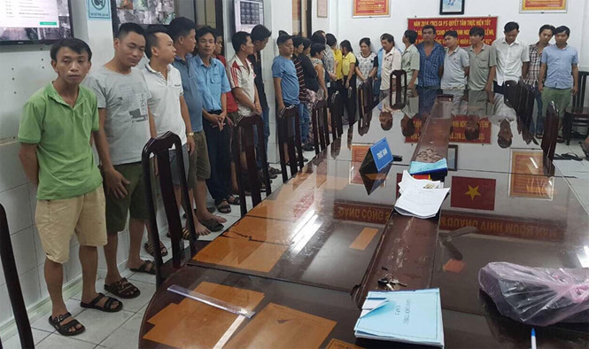 Dương và Nghĩa (thứ nhất và thứ hai ngoài cùng bên trái) và các con bạc.