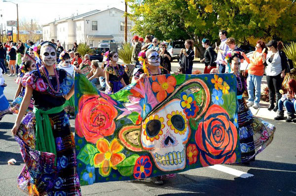 Dia De Los Muertos – Lễ hội của những người chết tại Mexico. Lễ hội này thường được tổ chức vào tháng 11 hàng năm. Vào dịp này, người dân thường ghé các nghĩa trang, nơi người thân của họ đang được chôn cất. Họ dùng hoa cúc vạn thọ, nến để trang trí quanh mộ và mang theo các món đồ chơi dành cho trẻ em đã chết, rượu tequila dành cho linh hồn người lớn. Sau đó, mọi người trong gia đình sẽ ngồi quanh các ngôi mộ, vừa ăn những món mà người chết khi còn sống ưa thích vừa trò chuyện vui vẻ hoặc cầu nguyện.