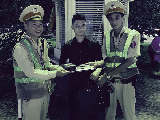 Nam thanh niên vui mừng nhận lại tài sản. Nam thanh niên vui mừng nhận lại tài sản.