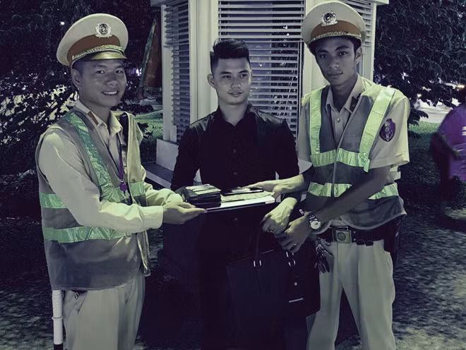 Nam thanh niên vui mừng nhận lại tài sản.