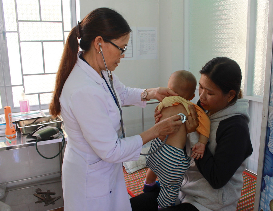 Đội ngũ bác sĩ chuyên khoa tại bệnh viện huyện còn thiếu. Ảnh: Hồng Thi