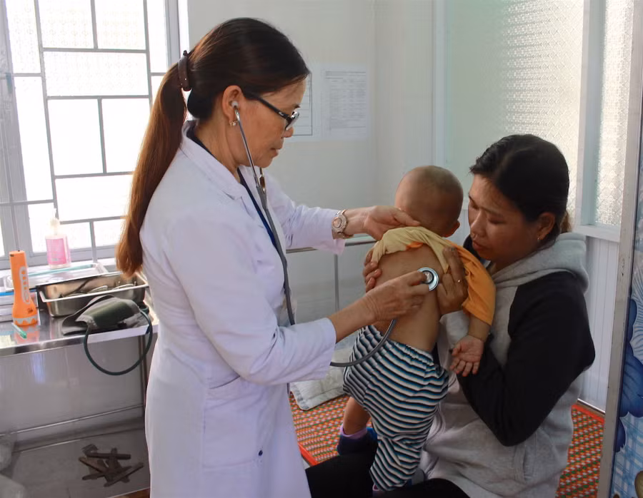 Đội ngũ bác sĩ chuyên khoa tại bệnh viện huyện còn thiếu. Ảnh: Hồng Thi