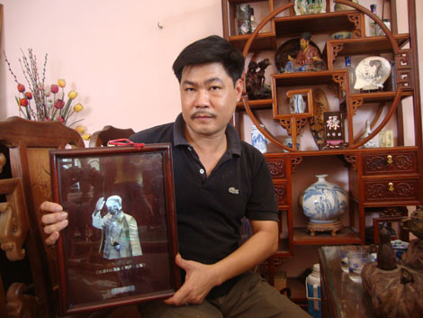 Nghệ nhân Nguyễn Duy Hải và bức tranh khảm chân dung Bác Hồ. Nghệ nhân Nguyễn Duy Hải và bức tranh khảm chân dung Bác Hồ.