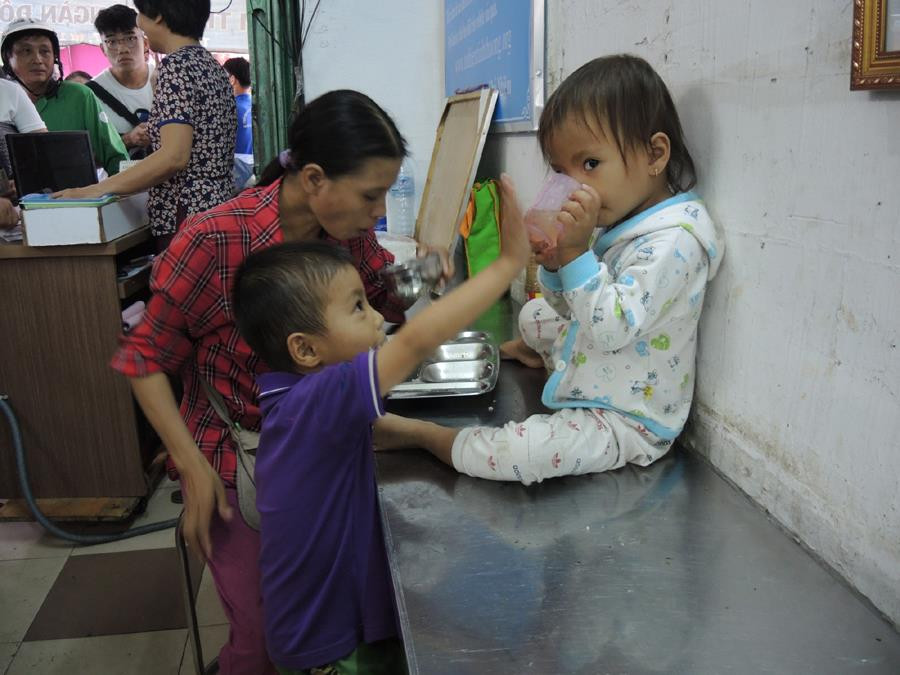 Ba mẹ con chị Gái đến ăn cơm sau khi đi bán vé số về. Ba mẹ con chị Gái đến ăn cơm sau khi đi bán vé số về.