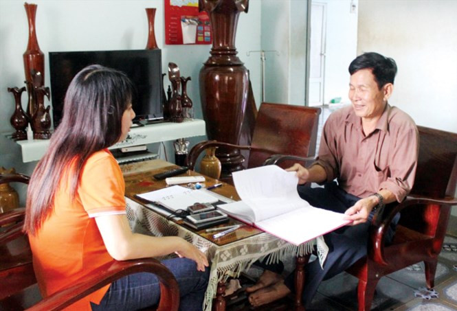 Ông Nguyễn Mạnh Cường lật giở cuốn nhật ký. Ông Nguyễn Mạnh Cường lật giở cuốn nhật ký.