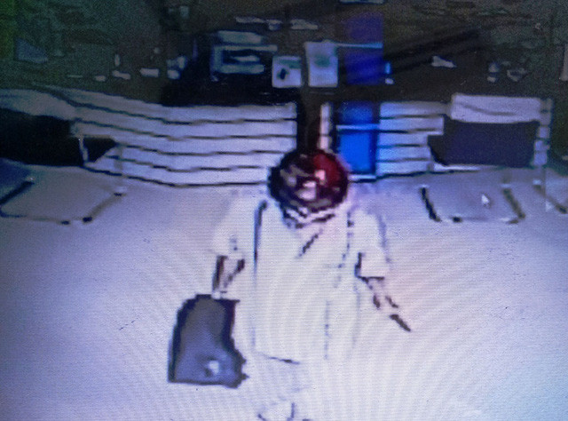 Chân dung nghi phạm dùng súng cướp ngân hàng - Ảnh: Trích từ camera ngân hàng