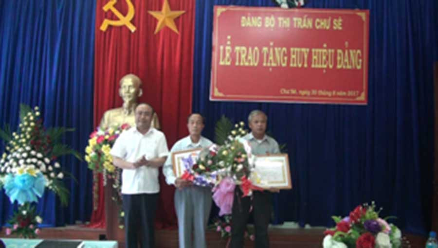 Đồng chí Nguyễn Hồng Hà trao huy hiệu Đảng cho đảng viên. Ảnh: Mỹ Đức Đồng chí Nguyễn Hồng Hà trao huy hiệu Đảng cho đảng viên. Ảnh: Mỹ Đức