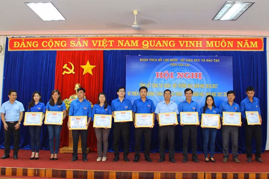Ban Chấp hành Tỉnh Đoàn tặng bằng khen cho 49 tập thể và 43 cá nhân có thành tích xuất sắc trong công tác Đội và phong trào thiếu nhi năm học 2016-2017. Ảnh: Phan Lài