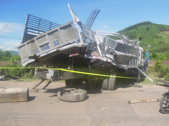 Chiếc xe tải bị bẹp dí sau khi bị tàu hỏa tông. Chiếc xe tải bị bẹp dí sau khi bị tàu hỏa tông.