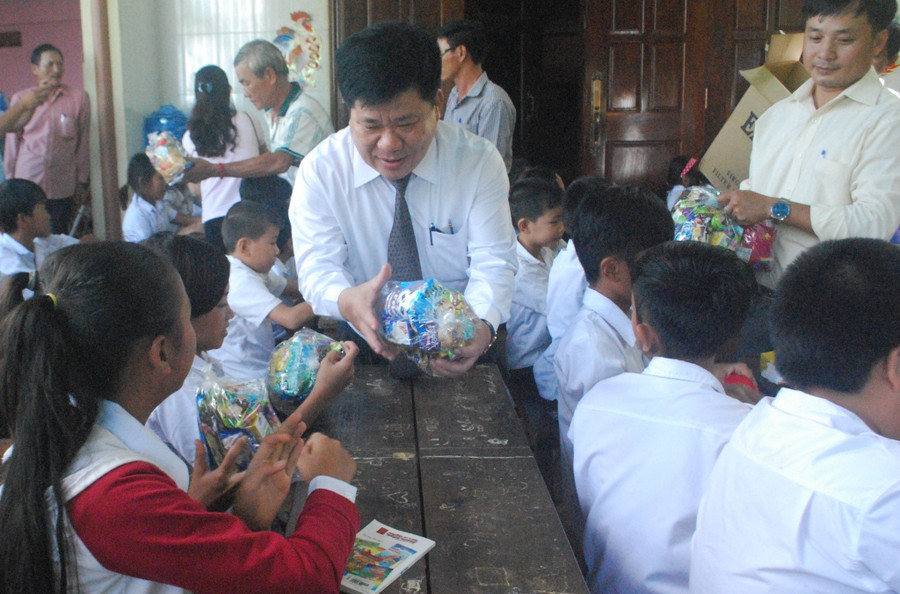  Tặng quà cho trẻ em người Việt Nam tại Ratanakiri. Ảnh: Nguyễn Tú