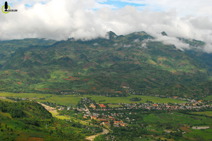 Cũng có nhiều góc bên địa phận Văn Chấn dưới chân xã Phình Hồ lúa vẫn còn xanh rì.