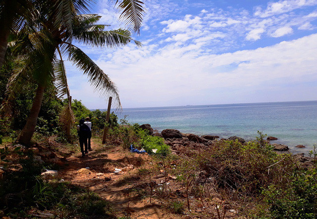 Con đường mòn dẫn đến Mũi Rồng.