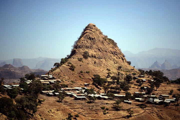 Một ngôi làng ở chân đồi tại dãy núi Simien, gần Gondar, Ethiopia. Ảnh của Getty chụp vào tháng 1-2017.