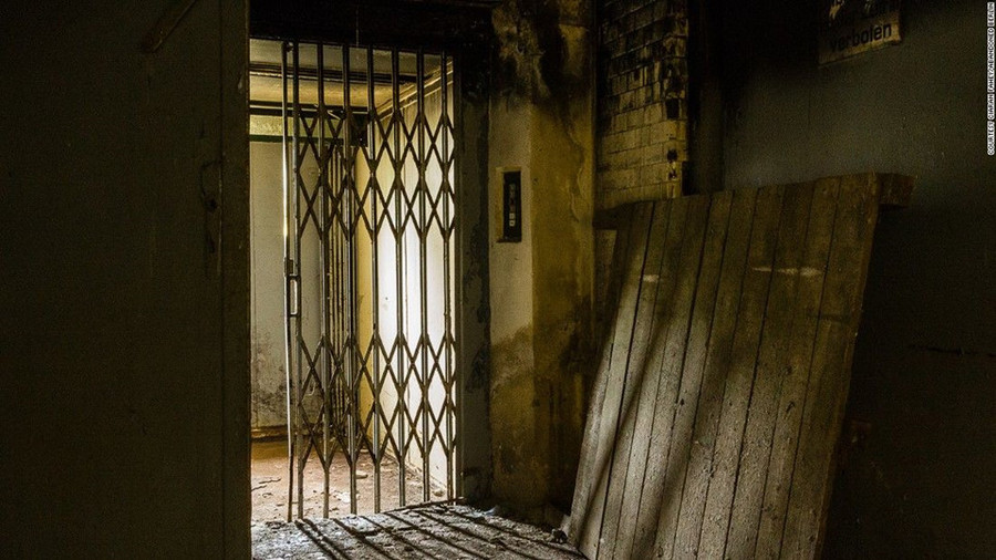 "Mọi thứ xảy ra đầy bất ngờ, từ nơi này dẫn đến nơi khác. Khi ngày càng tìm được nhiều nơi như vậy, tôi quyết định tập trung tất cả vào một website. Đó là khi dự án này thật sự bắt đầu", Fahey giải thích sự ra đời của Berlin bị bỏ rơi, ban đầu là một website lưu trữ ảnh và hiện đã được xuất bản thành sách.