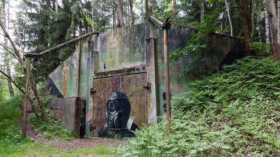 "Bạn gái tôi vào lúc đó là người từ Đông Đức. Cô ấy nói rằng sân chơi này là nơi cô ấy đến khi còn nhỏ. Giờ thì nó bị đóng cửa, mọi người không được phép đến đó nữa, cũng không ai dám đến", Fahey cho biết.