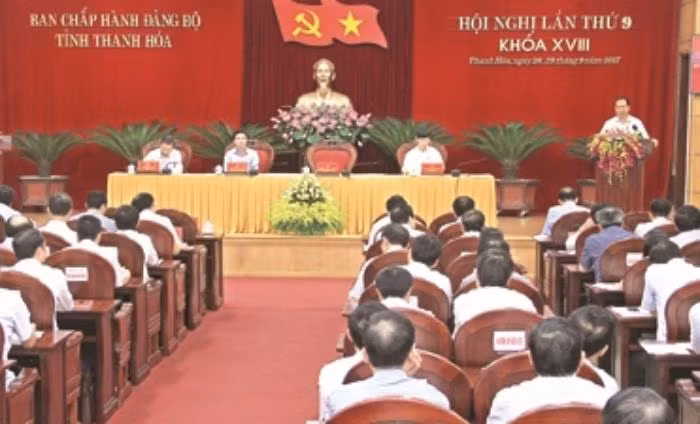 Ông Trịnh Văn Chiến - Bí thư Tỉnh ủy Thanh Hóa chủ trì hội nghị Ban chấp hành Đảng bộ tỉnh Thanh Hóa lần thứ 9, khóa XVIII.