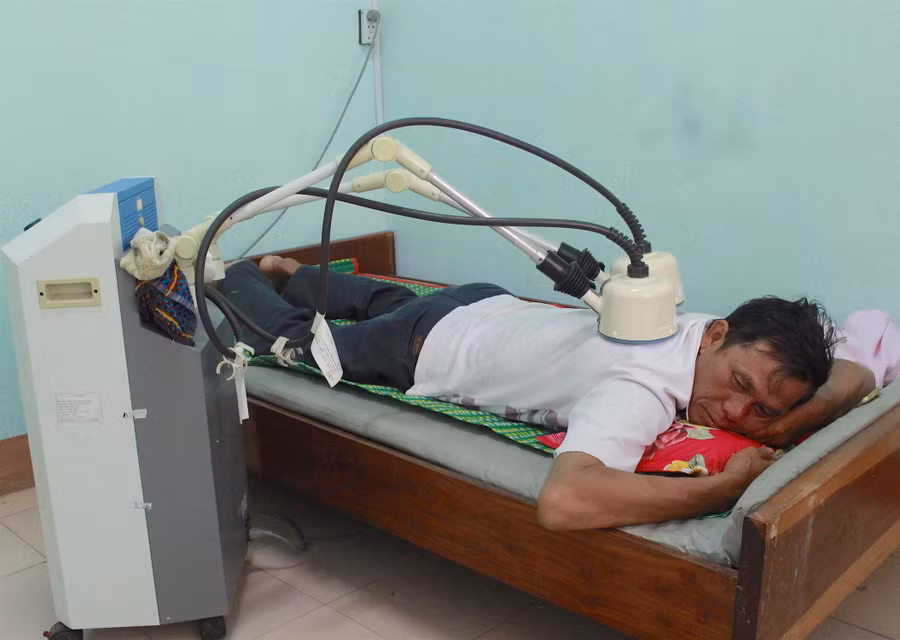 Máy chạy sóng ngắn giúp bệnh nhân giảm đau, tăng cường lưu lượng máu lưu thông và phục hồi chức năng. Ảnh: Mộc Trà