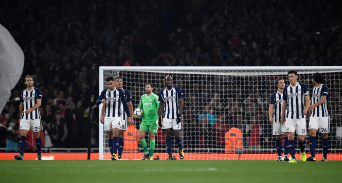 Nỗi thất vọng của các cầu thủ West Brom sau trận thua Arsenal. Ảnh: REUTERS Nỗi thất vọng của các cầu thủ West Brom sau trận thua Arsenal. Ảnh: REUTERS