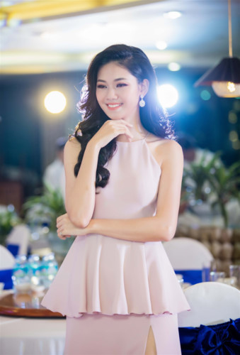 Xuất hiện tại buổi lễ, Thanh Tú thu hút sự chú ý bởi vẻ đẹp thanh lịch, nền nã. Xuất hiện tại buổi lễ, Thanh Tú thu hút sự chú ý bởi vẻ đẹp thanh lịch, nền nã.