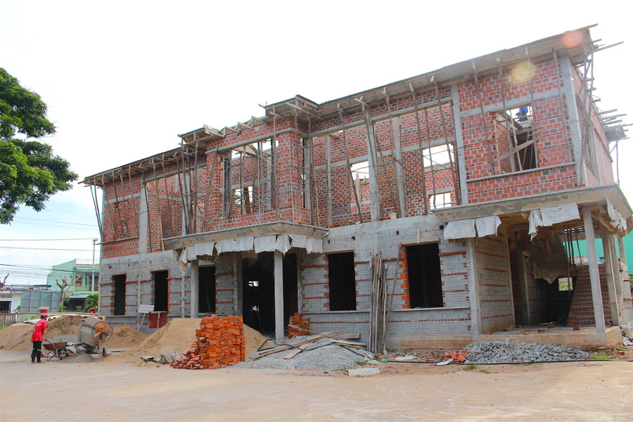 Trụ sở làm việc của các ban, đoàn thể xã Cư An đang gần hoàn thiện. Ảnh: Hồng Thi