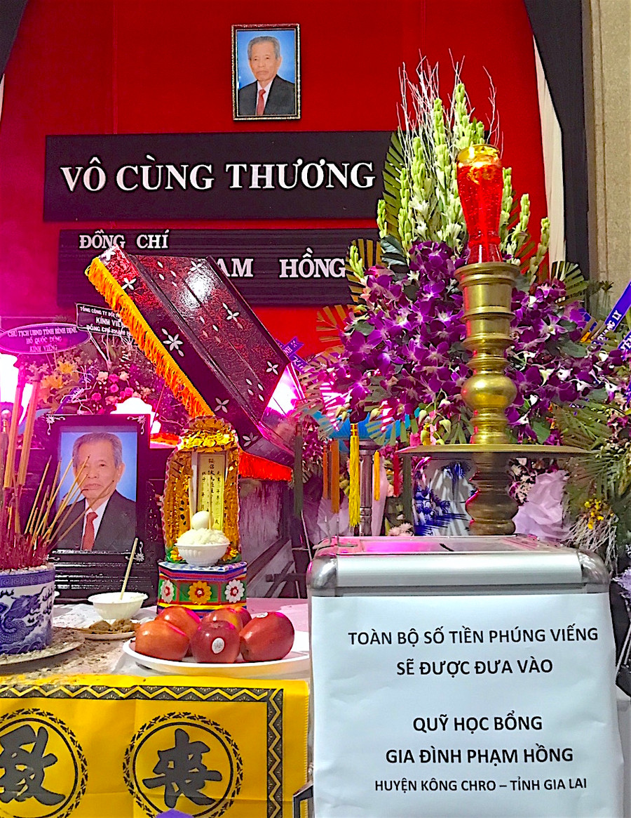 Trọn một đời thương nhớ Kông Chro ảnh 3 Di nguyện của ông Phạm Hồng được con cháu thể hiện rõ tại khu vực tang lễ. Ảnh: A.T