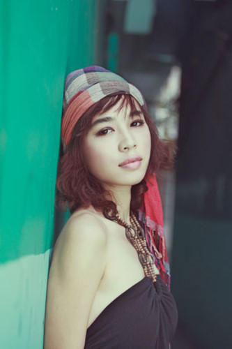 Gout thời trang là một trong những yếu tố giúp Linh Lê ghi điểm trong mắt nhiều người. Không chọn đóng khung vào một phong cách thời trang bất kì, Linh Lê luôn đa dạng những trang phục mình khoác lên người, luôn có sự kết hợp hài hòa giữa truyền thống và hiện đại.