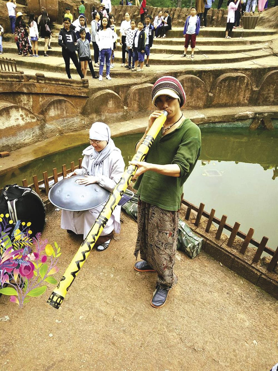 Anh Vũ và vợ cùng kết hợp biểu diễn và giao lưu với nghệ sỹ nước ngoài nổi tiếng.