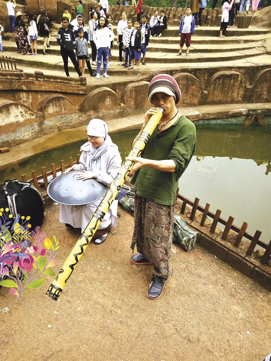 Anh Vũ và vợ cùng kết hợp biểu diễn và giao lưu với nghệ sỹ nước ngoài nổi tiếng.