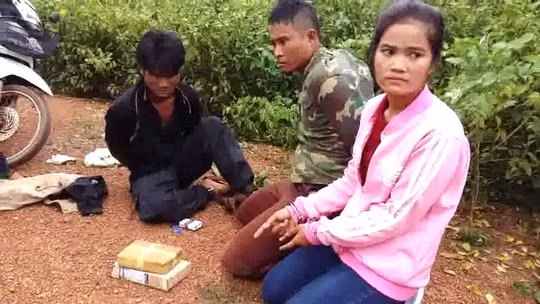 3 trong số 5 đối tượng người Lào bị bắt giữ tại hiện trường