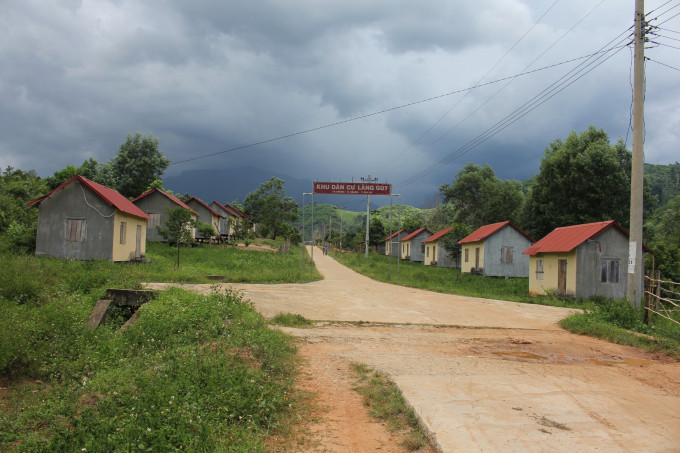 Nhiều ngôi nhà xây kiên cố trong khu tái định cư làng Gút (xã Krong, huyện Kbang) bị bỏ hoang. Ảnh: K.N.B Nhiều ngôi nhà xây kiên cố trong khu tái định cư làng Gút (xã Krong, huyện Kbang) bị bỏ hoang. Ảnh: K.N.B