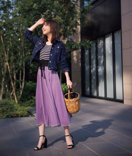Nozomi Sasaki kết hợp váy tím và áo khoác jeans.