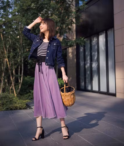 Nozomi Sasaki kết hợp váy tím và áo khoác jeans.