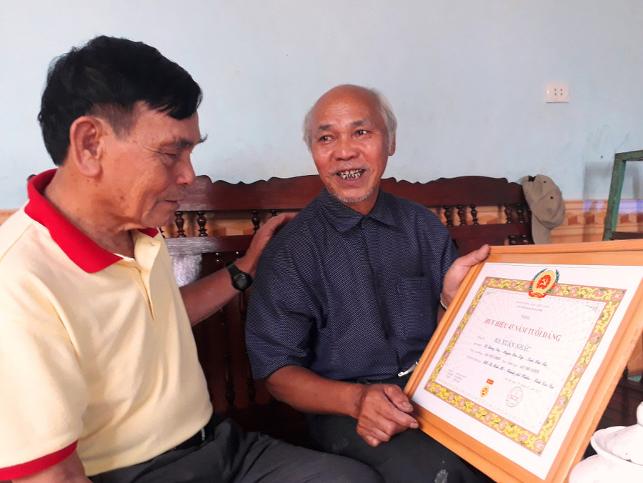 Ông Hà Xuân Nhắc (áo đen) quyết định gắn bó cuộc đời mình tại quê hương thứ hai. Ảnh: Mai Ka