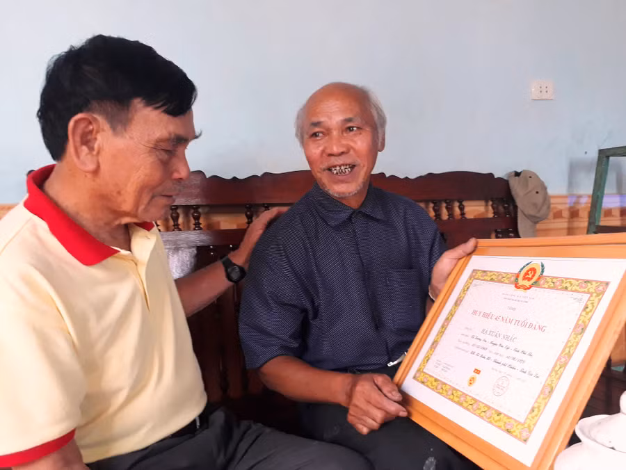 Ông Hà Xuân Nhắc (áo đen) quyết định gắn bó cuộc đời mình tại quê hương thứ hai. Ảnh: Mai Ka Ông Hà Xuân Nhắc (áo đen) quyết định gắn bó cuộc đời mình tại quê hương thứ hai. Ảnh: Mai Ka