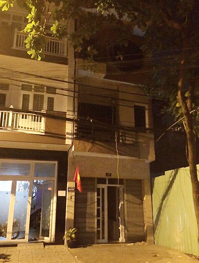 Nhà 41 (bên phải) trước lúc sập, bên cạnh là công trình xây dựng đang đào móng. Ảnh: Người dân cung cấp.